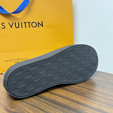 LV Trainer 系列,LV 最经典的板鞋款,鞋面是 LV Monogram 老花 满版印花,侧面有手写体 LV Trainer 系列,LV 最经典的板鞋款,鞋面是 LV Monogram 老花 满版印花,侧面有手写体