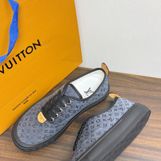 LV Trainer 系列,LV 最经典的板鞋款,鞋面是 LV Monogram 老花 满版印花,侧面有手写体 LV Trainer 系列,LV 最经典的板鞋款,鞋面是 LV Monogram 老花 满版印花,侧面有手写体