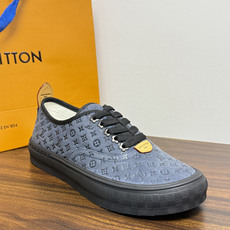 LV Trainer 系列,LV 最经典的板鞋款,鞋面是 LV Monogram 老花 满版印花,侧面有手写体 LV Trainer 系列,LV 最经典的板鞋款,鞋面是 LV Monogram 老花 满版印花,侧面有手写体