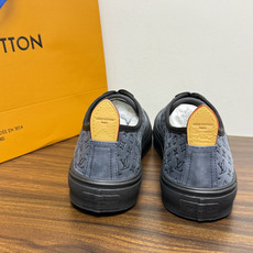 LV Trainer 系列,LV 最经典的板鞋款,鞋面是 LV Monogram 老花 满版印花,侧面有手写体 LV Trainer 系列,LV 最经典的板鞋款,鞋面是 LV Monogram 老花 满版印花,侧面有手写体