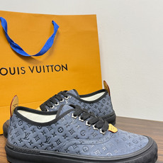 LV Trainer 系列,LV 最经典的板鞋款,鞋面是 LV Monogram 老花 满版印花,侧面有手写体 LV Trainer 系列,LV 最经典的板鞋款,鞋面是 LV Monogram 老花 满版印花,侧面有手写体