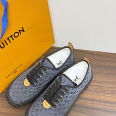 LV Trainer 系列,LV 最经典的板鞋款,鞋面是 LV Monogram 老花 满版印花,侧面有手写体 LV Trainer 系列,LV 最经典的板鞋款,鞋面是 LV Monogram 老花 满版印花,侧面有手写体