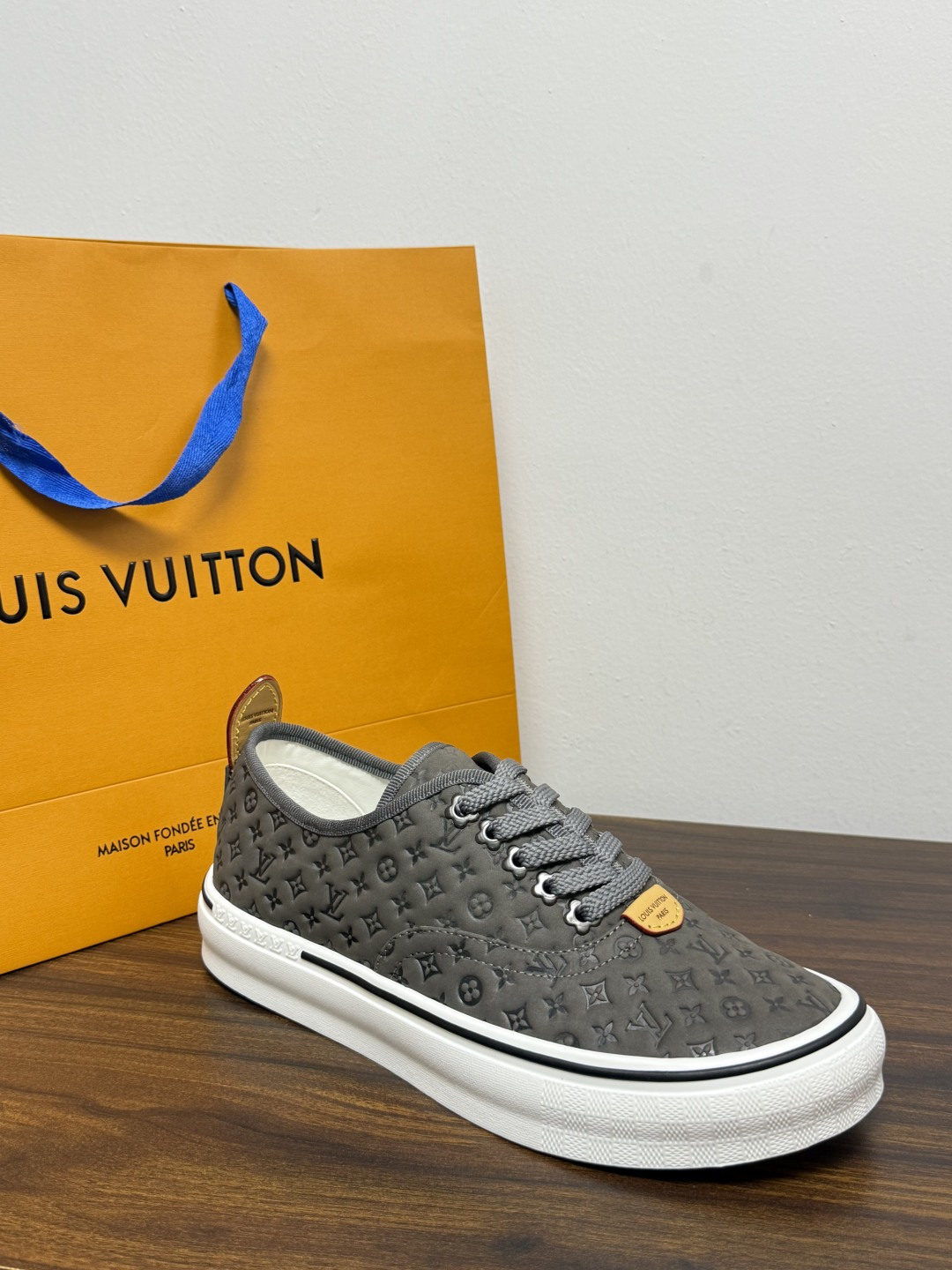 LV Trainer 系列,LV 最经典的板鞋款,鞋面是 LV Monogram 老花 满版印花,侧面有手写体 LV Trainer 系列,LV 最经典的板鞋款,鞋面是 LV Monogram 老花 满版印花,侧面有手写体