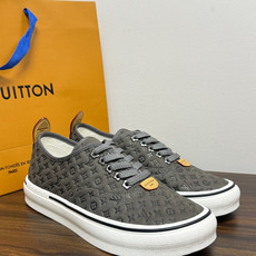 LV Trainer 系列,LV 最经典的板鞋款,鞋面是 LV Monogram 老花 满版印花,侧面有手写体 LV Trainer 系列,LV 最经典的板鞋款,鞋面是 LV Monogram 老花 满版印花,侧面有手写体