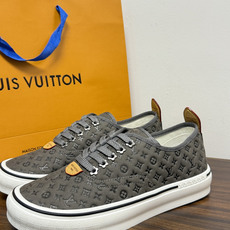 LV Trainer 系列,LV 最经典的板鞋款,鞋面是 LV Monogram 老花 满版印花,侧面有手写体 LV Trainer 系列,LV 最经典的板鞋款,鞋面是 LV Monogram 老花 满版印花,侧面有手写体