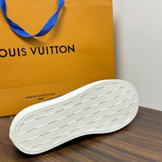 LV Trainer 系列,LV 最经典的板鞋款,鞋面是 LV Monogram 老花 满版印花,侧面有手写体 LV Trainer 系列,LV 最经典的板鞋款,鞋面是 LV Monogram 老花 满版印花,侧面有手写体