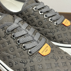 LV Trainer 系列,LV 最经典的板鞋款,鞋面是 LV Monogram 老花 满版印花,侧面有手写体 LV Trainer 系列,LV 最经典的板鞋款,鞋面是 LV Monogram 老花 满版印花,侧面有手写体