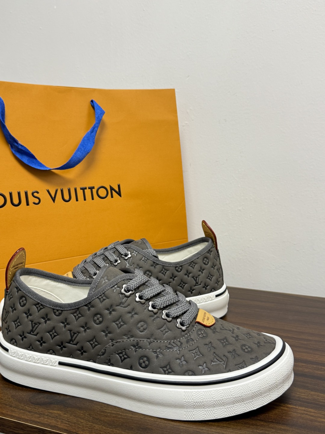 LV Trainer 系列,LV 最经典的板鞋款,鞋面是 LV Monogram 老花 满版印花,侧面有手写体 LV Trainer 系列,LV 最经典的板鞋款,鞋面是 LV Monogram 老花 满版印花,侧面有手写体