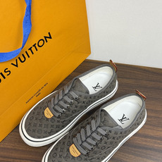 LV Trainer 系列,LV 最经典的板鞋款,鞋面是 LV Monogram 老花 满版印花,侧面有手写体 LV Trainer 系列,LV 最经典的板鞋款,鞋面是 LV Monogram 老花 满版印花,侧面有手写体