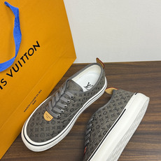 LV Trainer 系列,LV 最经典的板鞋款,鞋面是 LV Monogram 老花 满版印花,侧面有手写体 LV Trainer 系列,LV 最经典的板鞋款,鞋面是 LV Monogram 老花 满版印花,侧面有手写体