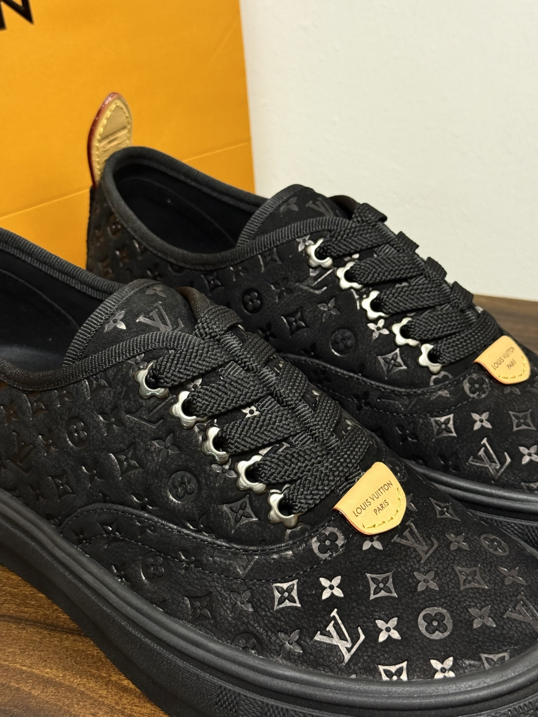 LV Trainer 系列,LV 最经典的板鞋款,鞋面是 LV Monogram 老花 满版印花,侧面有手写体 LV Trainer 系列,LV 最经典的板鞋款,鞋面是 LV Monogram 老花 满版印花,侧面有手写体