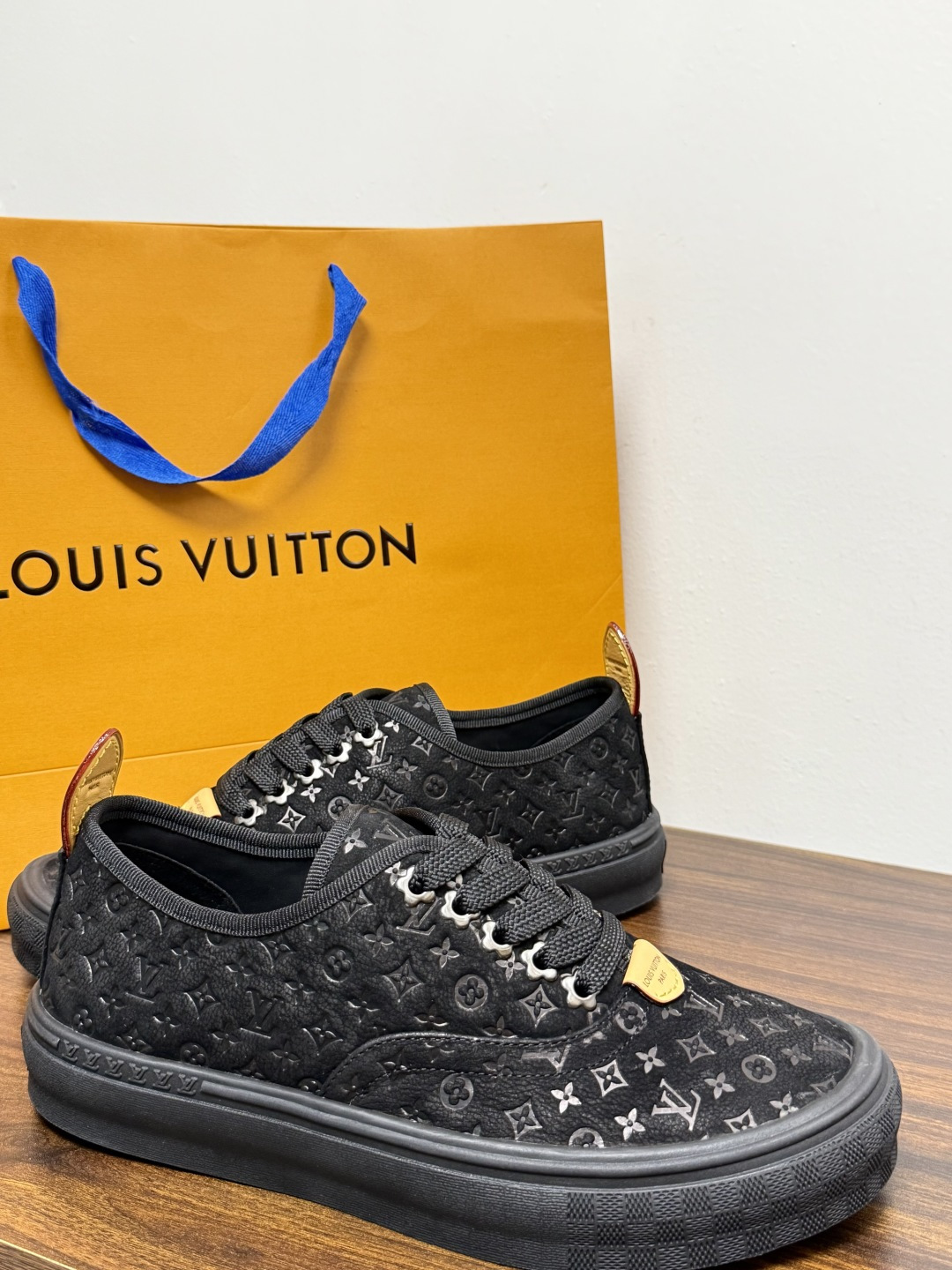 LV Trainer 系列,LV 最经典的板鞋款,鞋面是 LV Monogram 老花 满版印花,侧面有手写体 LV Trainer 系列,LV 最经典的板鞋款,鞋面是 LV Monogram 老花 满版印花,侧面有手写体