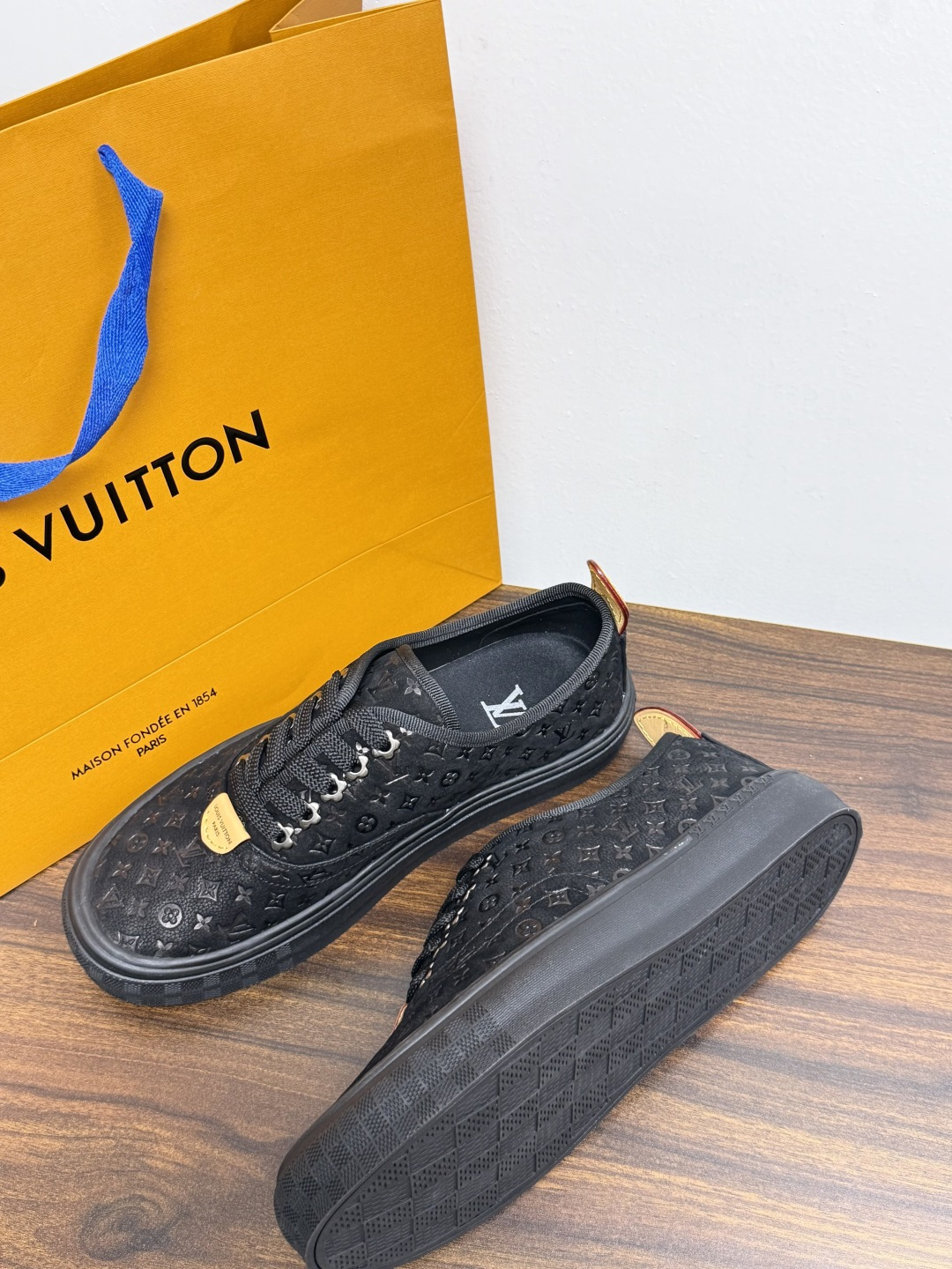 LV Trainer 系列,LV 最经典的板鞋款,鞋面是 LV Monogram 老花 满版印花,侧面有手写体 LV Trainer 系列,LV 最经典的板鞋款,鞋面是 LV Monogram 老花 满版印花,侧面有手写体