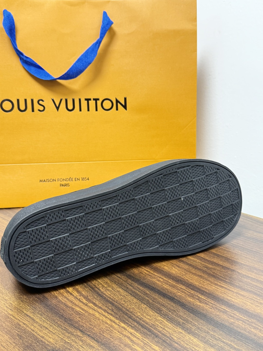 LV Trainer 系列,LV 最经典的板鞋款,鞋面是 LV Monogram 老花 满版印花,侧面有手写体 LV Trainer 系列,LV 最经典的板鞋款,鞋面是 LV Monogram 老花 满版印花,侧面有手写体