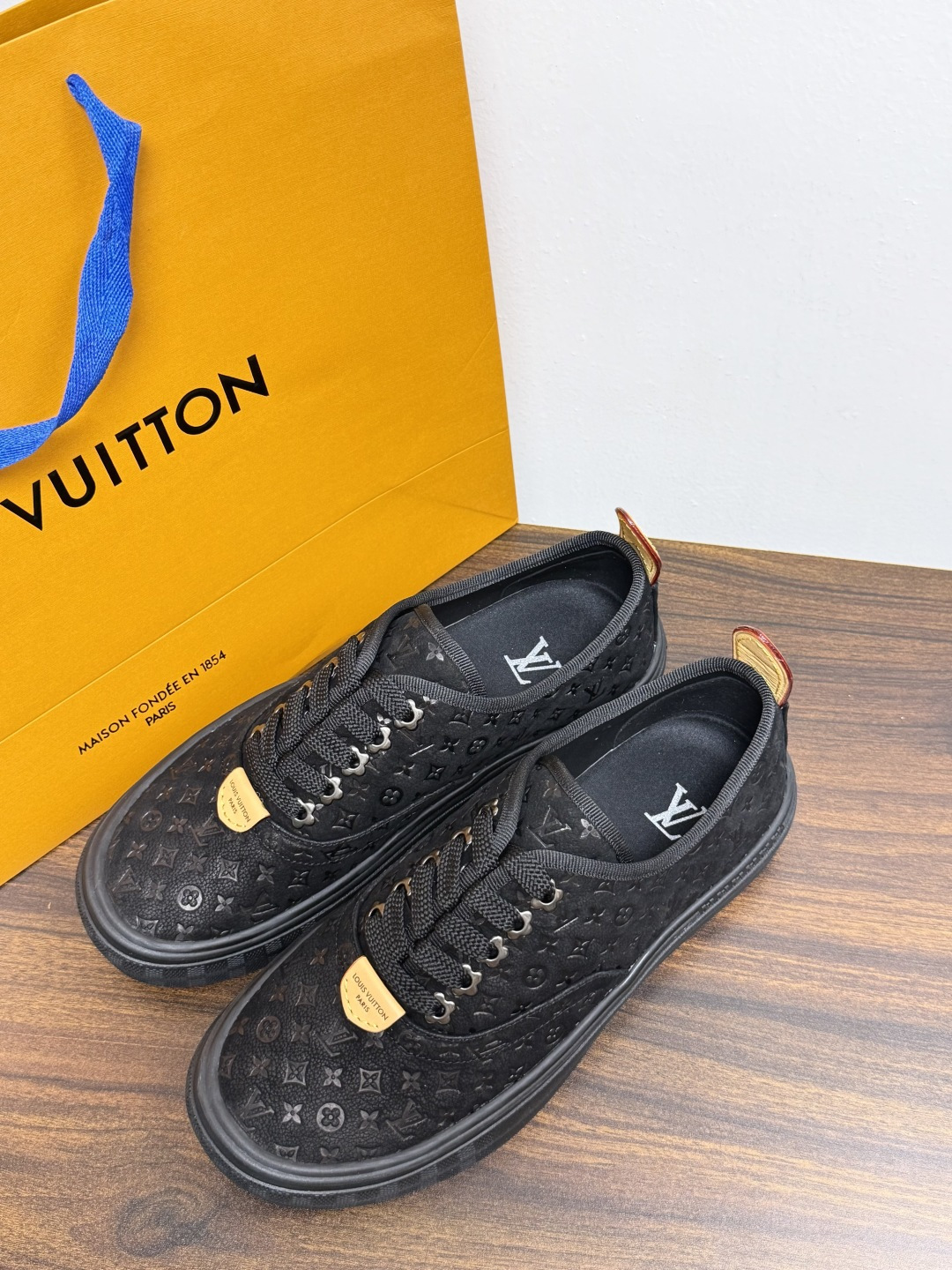 LV Trainer 系列,LV 最经典的板鞋款,鞋面是 LV Monogram 老花 满版印花,侧面有手写体 LV Trainer 系列,LV 最经典的板鞋款,鞋面是 LV Monogram 老花 满版印花,侧面有手写体