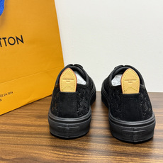 LV Trainer 系列,LV 最经典的板鞋款,鞋面是 LV Monogram 老花 满版印花,侧面有手写体 LV Trainer 系列,LV 最经典的板鞋款,鞋面是 LV Monogram 老花 满版印花,侧面有手写体