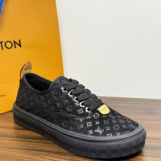 LV Trainer 系列,LV 最经典的板鞋款,鞋面是 LV Monogram 老花 满版印花,侧面有手写体 LV Trainer 系列,LV 最经典的板鞋款,鞋面是 LV Monogram 老花 满版印花,侧面有手写体