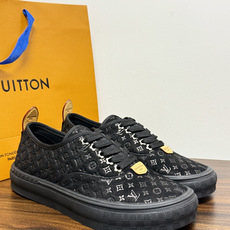LV Trainer 系列,LV 最经典的板鞋款,鞋面是 LV Monogram 老花 满版印花,侧面有手写体 LV Trainer 系列,LV 最经典的板鞋款,鞋面是 LV Monogram 老花 满版印花,侧面有手写体