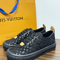 LV Trainer 系列,LV 最经典的板鞋款,鞋面是 LV Monogram 老花 满版印花,侧面有手写体 LV Trainer 系列,LV 最经典的板鞋款,鞋面是 LV Monogram 老花 满版印花,侧面有手写体