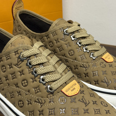 LV Trainer 系列,LV 最经典的板鞋款,鞋面是 LV Monogram 老花 满版印花,侧面有手写体 LV Trainer 系列,LV 最经典的板鞋款,鞋面是 LV Monogram 老花 满版印花,侧面有手写体