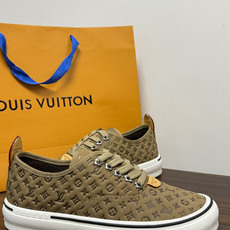LV Trainer 系列,LV 最经典的板鞋款,鞋面是 LV Monogram 老花 满版印花,侧面有手写体 LV Trainer 系列,LV 最经典的板鞋款,鞋面是 LV Monogram 老花 满版印花,侧面有手写体