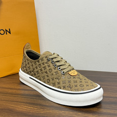 LV Trainer 系列,LV 最经典的板鞋款,鞋面是 LV Monogram 老花 满版印花,侧面有手写体 LV Trainer 系列,LV 最经典的板鞋款,鞋面是 LV Monogram 老花 满版印花,侧面有手写体