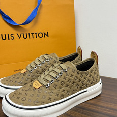LV Trainer 系列,LV 最经典的板鞋款,鞋面是 LV Monogram 老花 满版印花,侧面有手写体 LV Trainer 系列,LV 最经典的板鞋款,鞋面是 LV Monogram 老花 满版印花,侧面有手写体