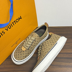 LV Trainer 系列,LV 最经典的板鞋款,鞋面是 LV Monogram 老花 满版印花,侧面有手写体 LV Trainer 系列,LV 最经典的板鞋款,鞋面是 LV Monogram 老花 满版印花,侧面有手写体