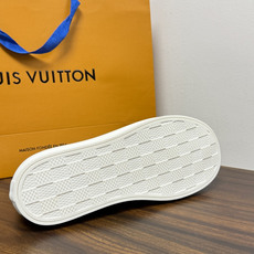 LV Trainer 系列,LV 最经典的板鞋款,鞋面是 LV Monogram 老花 满版印花,侧面有手写体 LV Trainer 系列,LV 最经典的板鞋款,鞋面是 LV Monogram 老花 满版印花,侧面有手写体