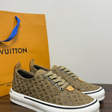 LV Trainer 系列,LV 最经典的板鞋款,鞋面是 LV Monogram 老花 满版印花,侧面有手写体 LV Trainer 系列,LV 最经典的板鞋款,鞋面是 LV Monogram 老花 满版印花,侧面有手写体