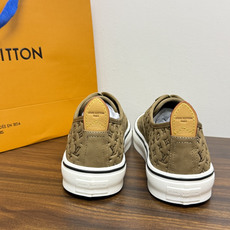 LV Trainer 系列,LV 最经典的板鞋款,鞋面是 LV Monogram 老花 满版印花,侧面有手写体 LV Trainer 系列,LV 最经典的板鞋款,鞋面是 LV Monogram 老花 满版印花,侧面有手写体