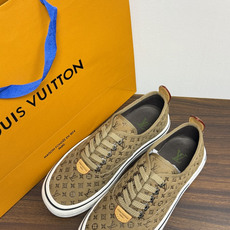 LV Trainer 系列,LV 最经典的板鞋款,鞋面是 LV Monogram 老花 满版印花,侧面有手写体 LV Trainer 系列,LV 最经典的板鞋款,鞋面是 LV Monogram 老花 满版印花,侧面有手写体