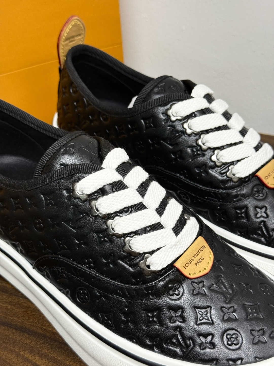 LV Trainer 系列,LV 最经典的板鞋款,鞋面是 LV Monogram 老花 满版印花,侧面有手写体 LV Trainer 系列,LV 最经典的板鞋款,鞋面是 LV Monogram 老花 满版印花,侧面有手写体