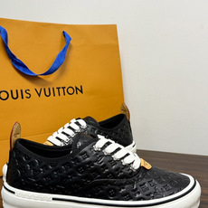 LV Trainer 系列,LV 最经典的板鞋款,鞋面是 LV Monogram 老花 满版印花,侧面有手写体 LV Trainer 系列,LV 最经典的板鞋款,鞋面是 LV Monogram 老花 满版印花,侧面有手写体