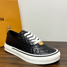 LV Trainer 系列,LV 最经典的板鞋款,鞋面是 LV Monogram 老花 满版印花,侧面有手写体 LV Trainer 系列,LV 最经典的板鞋款,鞋面是 LV Monogram 老花 满版印花,侧面有手写体