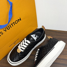 LV Trainer 系列,LV 最经典的板鞋款,鞋面是 LV Monogram 老花 满版印花,侧面有手写体 LV Trainer 系列,LV 最经典的板鞋款,鞋面是 LV Monogram 老花 满版印花,侧面有手写体