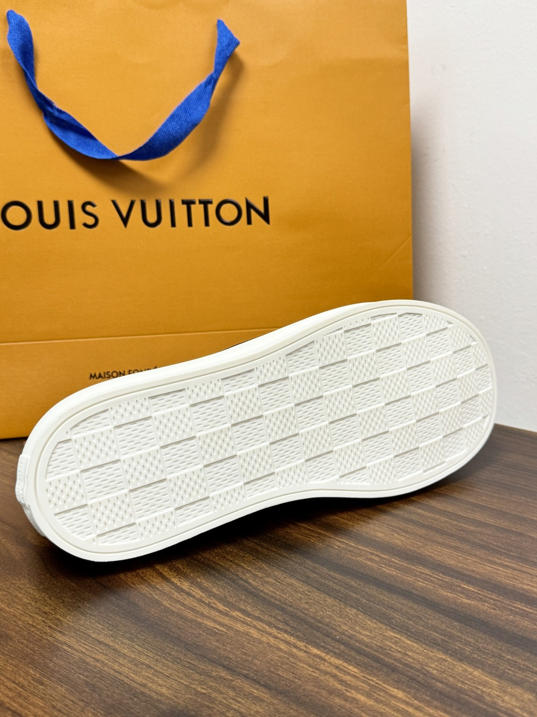 LV Trainer 系列,LV 最经典的板鞋款,鞋面是 LV Monogram 老花 满版印花,侧面有手写体 LV Trainer 系列,LV 最经典的板鞋款,鞋面是 LV Monogram 老花 满版印花,侧面有手写体