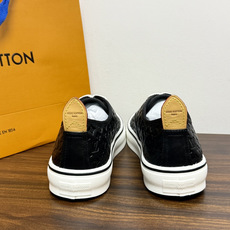 LV Trainer 系列,LV 最经典的板鞋款,鞋面是 LV Monogram 老花 满版印花,侧面有手写体 LV Trainer 系列,LV 最经典的板鞋款,鞋面是 LV Monogram 老花 满版印花,侧面有手写体