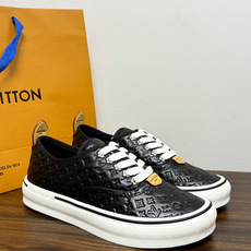 LV Trainer 系列,LV 最经典的板鞋款,鞋面是 LV Monogram 老花 满版印花,侧面有手写体 LV Trainer 系列,LV 最经典的板鞋款,鞋面是 LV Monogram 老花 满版印花,侧面有手写体