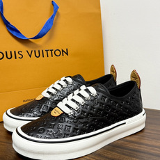 LV Trainer 系列,LV 最经典的板鞋款,鞋面是 LV Monogram 老花 满版印花,侧面有手写体 LV Trainer 系列,LV 最经典的板鞋款,鞋面是 LV Monogram 老花 满版印花,侧面有手写体