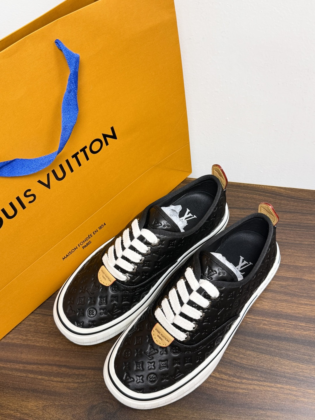 LV Trainer 系列,LV 最经典的板鞋款,鞋面是 LV Monogram 老花 满版印花,侧面有手写体 LV Trainer 系列,LV 最经典的板鞋款,鞋面是 LV Monogram 老花 满版印花,侧面有手写体