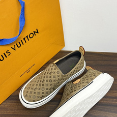 LV Trainer 系列,LV 最经典的套脚款,鞋面是 LV Monogram 老花 满版印花,侧面有手写体 LV Trainer 系列,LV 最经典的套脚款,鞋面是 LV Monogram 老花 满版印花,侧面有手写体