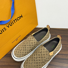 LV Trainer 系列,LV 最经典的套脚款,鞋面是 LV Monogram 老花 满版印花,侧面有手写体 LV Trainer 系列,LV 最经典的套脚款,鞋面是 LV Monogram 老花 满版印花,侧面有手写体