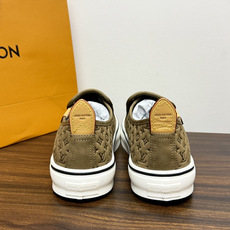 LV Trainer 系列,LV 最经典的套脚款,鞋面是 LV Monogram 老花 满版印花,侧面有手写体 LV Trainer 系列,LV 最经典的套脚款,鞋面是 LV Monogram 老花 满版印花,侧面有手写体