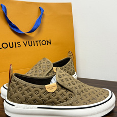 LV Trainer 系列,LV 最经典的套脚款,鞋面是 LV Monogram 老花 满版印花,侧面有手写体 LV Trainer 系列,LV 最经典的套脚款,鞋面是 LV Monogram 老花 满版印花,侧面有手写体