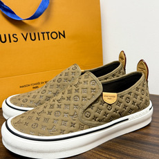 LV Trainer 系列,LV 最经典的套脚款,鞋面是 LV Monogram 老花 满版印花,侧面有手写体 LV Trainer 系列,LV 最经典的套脚款,鞋面是 LV Monogram 老花 满版印花,侧面有手写体