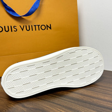 LV Trainer 系列,LV 最经典的套脚款,鞋面是 LV Monogram 老花 满版印花,侧面有手写体 LV Trainer 系列,LV 最经典的套脚款,鞋面是 LV Monogram 老花 满版印花,侧面有手写体