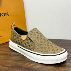 LV Trainer 系列,LV 最经典的套脚款,鞋面是 LV Monogram 老花 满版印花,侧面有手写体 LV Trainer 系列,LV 最经典的套脚款,鞋面是 LV Monogram 老花 满版印花,侧面有手写体
