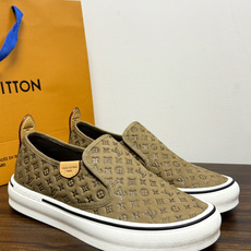 LV Trainer 系列,LV 最经典的套脚款,鞋面是 LV Monogram 老花 满版印花,侧面有手写体 LV Trainer 系列,LV 最经典的套脚款,鞋面是 LV Monogram 老花 满版印花,侧面有手写体