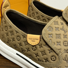 LV Trainer 系列,LV 最经典的套脚款,鞋面是 LV Monogram 老花 满版印花,侧面有手写体 LV Trainer 系列,LV 最经典的套脚款,鞋面是 LV Monogram 老花 满版印花,侧面有手写体